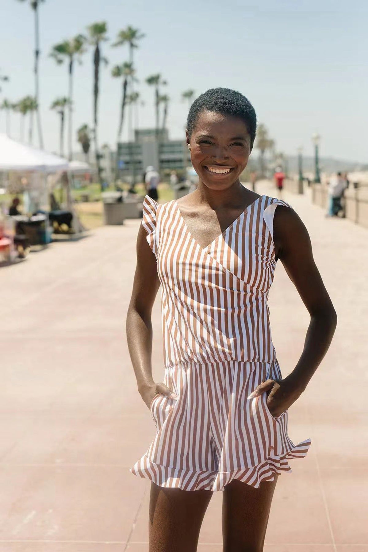 A versatile wave-striped tight-fitting spaghetti-strap sleeveless commuter jumpsuit for women